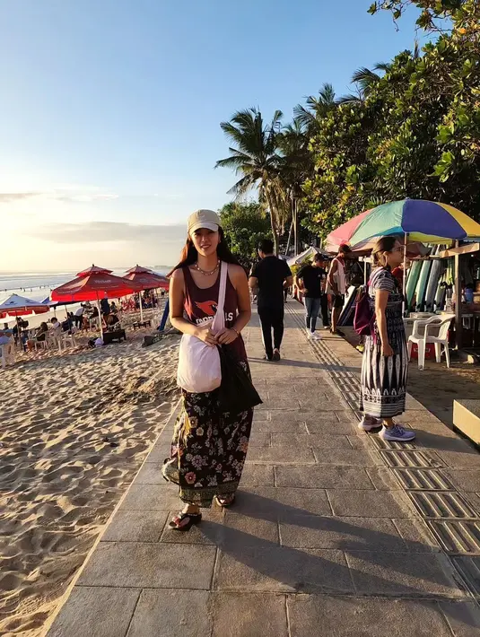Dalam foto lainnya, sang aktris jalan-jalan di waktu senja. Menikmati angin sore di pinggir pantai memang hal yang sangat menyenangkan. (Foto: Instagram/ jungeum84)