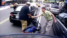 Seorang pengendara motor jatuh  usai menabrak pintu mobl yang terbuka tiba-tiba. Tidak berhenti sampai disitu, motornya pun melaju tidak terkendali saat ia mencoba berdiri.