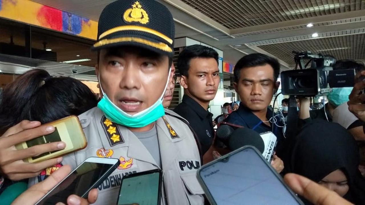 Kabid Humas Polda Kepri, Kombes Pol Harry Goldenhardt di Bandara Hang Nadim Batam, Minggu (2/2/2020). (Foto: Liputan6.com/Ajang Nurdin)
