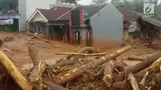 Ratusan orang mencari korban longsor Brebes dengan menggunakan alat seadanya.