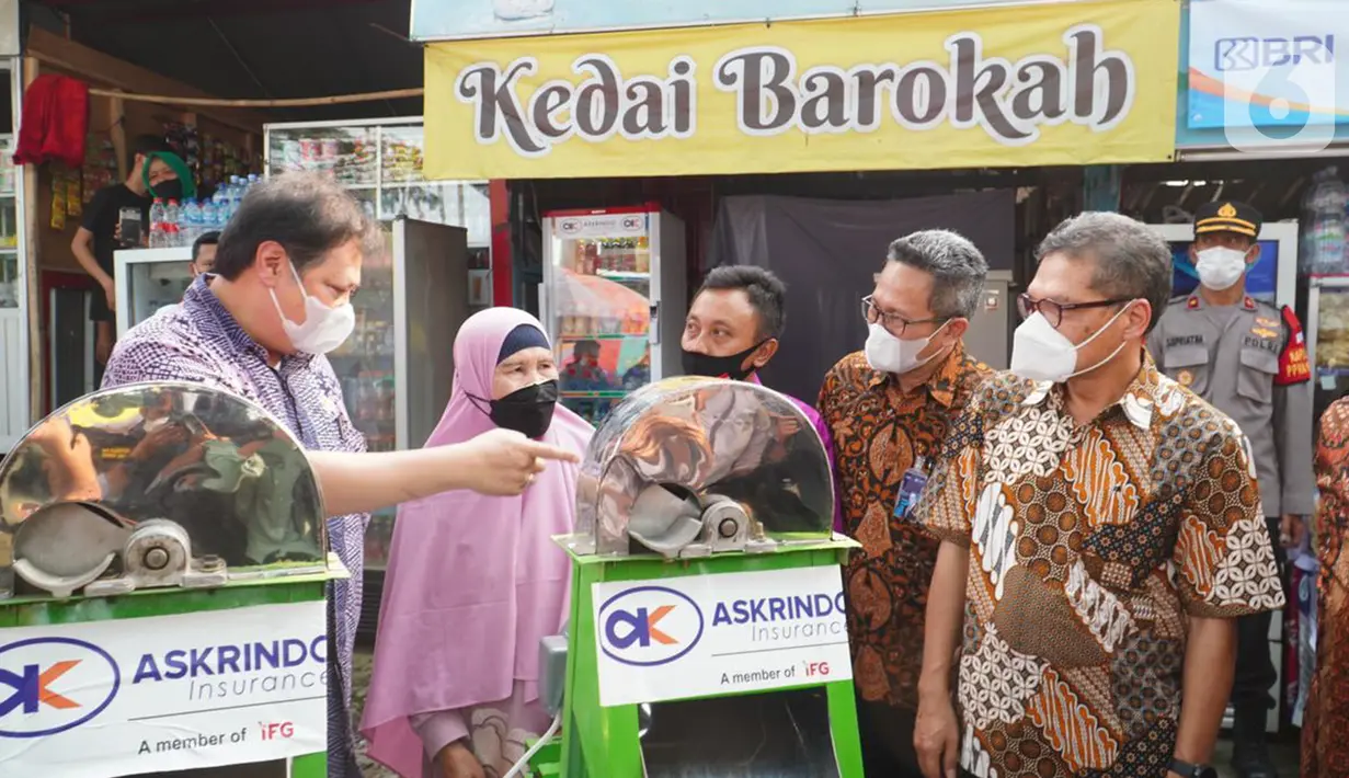 PT. Asuransi Kredit Indonesia (Askrindo), Anggota Holding Perusahaan Asuransi dan Penjaminan, Indonesia Finansial Grup (IFG) memberikan bantuan CSR kepada alumni program kartu prakerja berupa mesin pemarut singkong, showcase, kulkas, dan meja kursi di Kota Bogor. (Liputan6.com/HO/Askrindo)