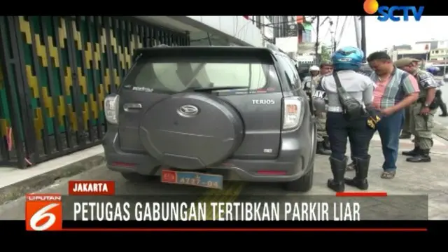 Kendaraan berpelat TNI ini hampir digembosi petugas karena parkir di trotoar. Namun urung karena pemilik segera meninggalkan lokasi.