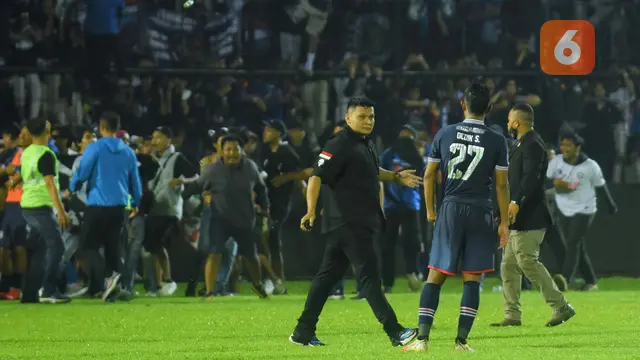Foto: Suasana Mencekam Kericuhan usai Laga Arema FC Vs Persebaya Surabaya Pada Laga Lanjutan BRI Liga 1 2022/2023
