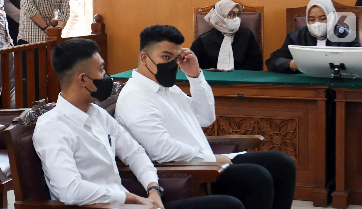 Terdakwa kasus penganiayaan David Ozora, Mario Dandy (kiri) dan Shane Lukas (kanan) menjalani sidang tuntutan di Pengadilan Negeri Jakarta Selatan, Jakarta, Kamis (10/8/2023). Sidang pembacaan tuntutan oleh Jaksa Penuntut Umum (JPU) ditunda hingga 15 Agustus 2023 lantaran jaksa masih membutuhkan waktu untuk menyempurnakan tuntutan. (Liputan6.com/Herman Zakharia)