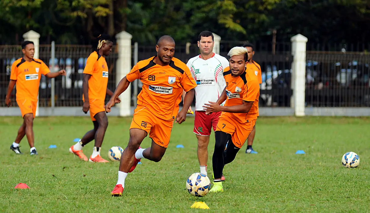Bek Persipura, Andri Ibo (ketiga kiri) berebut bola dengan Zulham Zamrun saat berlatih di Lapangan C Senayan, Jakarta, Selasa (5/5/2015). Latihan tersebut persiapan jelang AFC 2015 di Bengaluru, India, 12 Mei mendatang. (Liputan6.com/Helmi Fithriansyah)