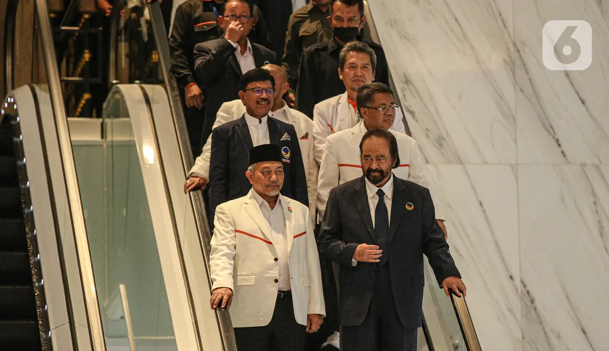 Ketua Umum Partai Nasdem Surya Paloh (kanan) berbincang dengan Presiden PKS Ahmad Syaikhu (kiri) saat menuruni eskalator usai pertemuan di Nasdem Tower, Jakarta, Rabu (22/6/2022). Petinggi PKS mengunjungi Ketua Umum Partai Nasdem Surya Paloh untuk menjajaki koalisi guna memenuhi persyaratan ambang batas pencalonan presiden atau presidential threshold 20 persen. (Liputan6.com/Faizal Fanani)