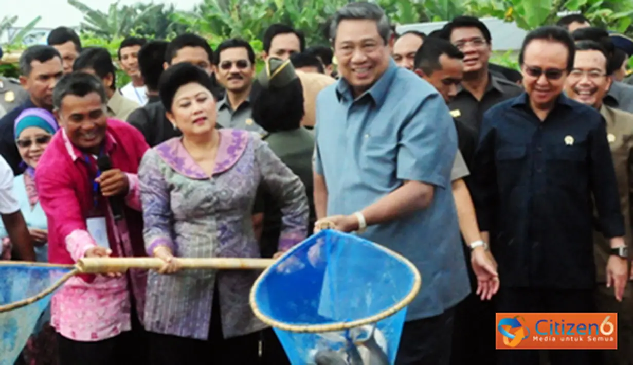 Citizen6, Pudak: Presiden SBY juga didampingi oleh Menteri Kelautan dan Perikanan Republik Indonesia Sharif C. Sutardjo dan Gubernur Jambi Hasan Basri Agus. (Pengirim: Efrimal bahri)