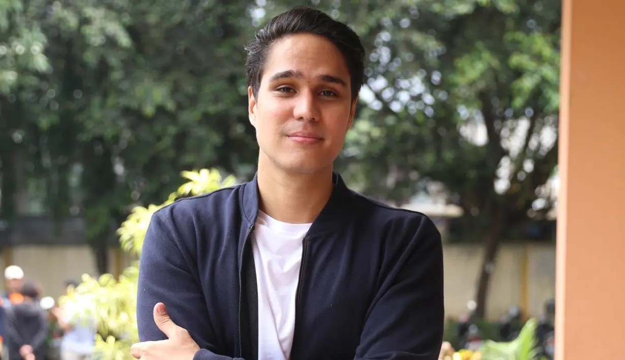 "Coba nyanyi pakai bahasa China, atau Japanese," tantang sang nenek. "Ga bisa Japanese, nek. Nyanyi yang bisa aja ya," ucap Mischa yang akhirnya memilih lagu Elang milik Dewa 19 untuk dinyanyikan bersama Fathir dan Cemal Faruk. (Nurwahyunan/Bintang.com)