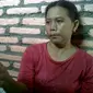 Sri Wahyuni menunjukkan sms pemberitahuan dari penipu (Liputan6.com / Edhie Prayitno Ige)