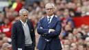 Pelatih Leicester City, Claudio Ranieri tengah serius menyaksikan anak asuhnya berlaga melawan Manchester United pada laga Premier League di Stadion Old Trafford, Sabtu (24/9/2016) WIB. (Reuters/Darren Staples)