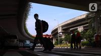 Penumpang pesawat berjalan keluar dari Terminal 2 Bandara Soekarno Hatta, Tangerang, Banten, Selasa (18/5/2021). Berdasarkan data pengelola Bandara Soekarno Hatta pada hari pertama pascalarangan mudik, tercatat ada 651 pergerakan pesawat baik datang maupun pergi. (Liputan6.com/Angga Yuniar)