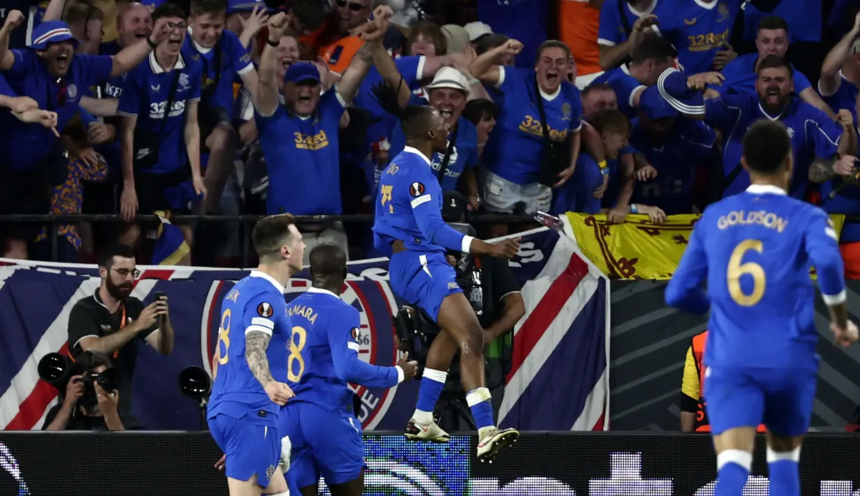 <p>Gelandang Rangers, Joe Aribo melakukan selebrasi usai mencetak gol ke gawang Frankfut pada pertandingan final Liga Europa di stadion Ramon Sanchez Pizjuan di Seville, Spanyol, Kamis (19/5/2022). Frankfurt mengalahkan Rangers 5-4 dalam adu penalti setelah pertandingan pertandingan berakhir imbang 1-1. (AP Photo/Pablo Garcia)</p>
