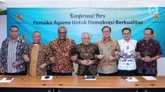 Utusan Khusus Presiden RI untuk Dialog dan Kerja sama antar Agama dan Peradaban, Din Syamsuddin (tengah) bersama perwakilan pemuka agama yang ada di Indonesia usai memberikan pernyataan di Jakarta, Selasa (10/7). (Liputan6.com/Helmi Fithriansyah)