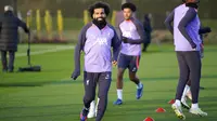 Penyerang Liverpool Mohamed Salah menghadiri sesi latihan tim menjelang pertandingan Liga Europa, di pusat Pelatihan AXA, di Liverpool, Inggris, Rabu (25/10/2023). (Peter Byrne/PA via AP)