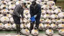 <p>Peserta melihat tuna beku saat penjual grosir dan pembeli menghadiri lelang tuna pertama Tahun Baru di pasar ikan Toyosu di Tokyo (5/1/2023). Sejak pagi ratusan peserta lelang juga turut memeriksa kualitas daging ikan tuna tersebut. (AFP/Richard A. Brooks)</p>