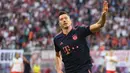 Striker Bayern Munchen, Roberto Lewandowski, merayakan gol yang dicetaknya ke gawang RB Leipzig pada laga Bundesliga 2019/20 di Leipzig, Sabtu (14/9). Kedua klub bermain imbang 1-1. (AFP/John Macdougall)
