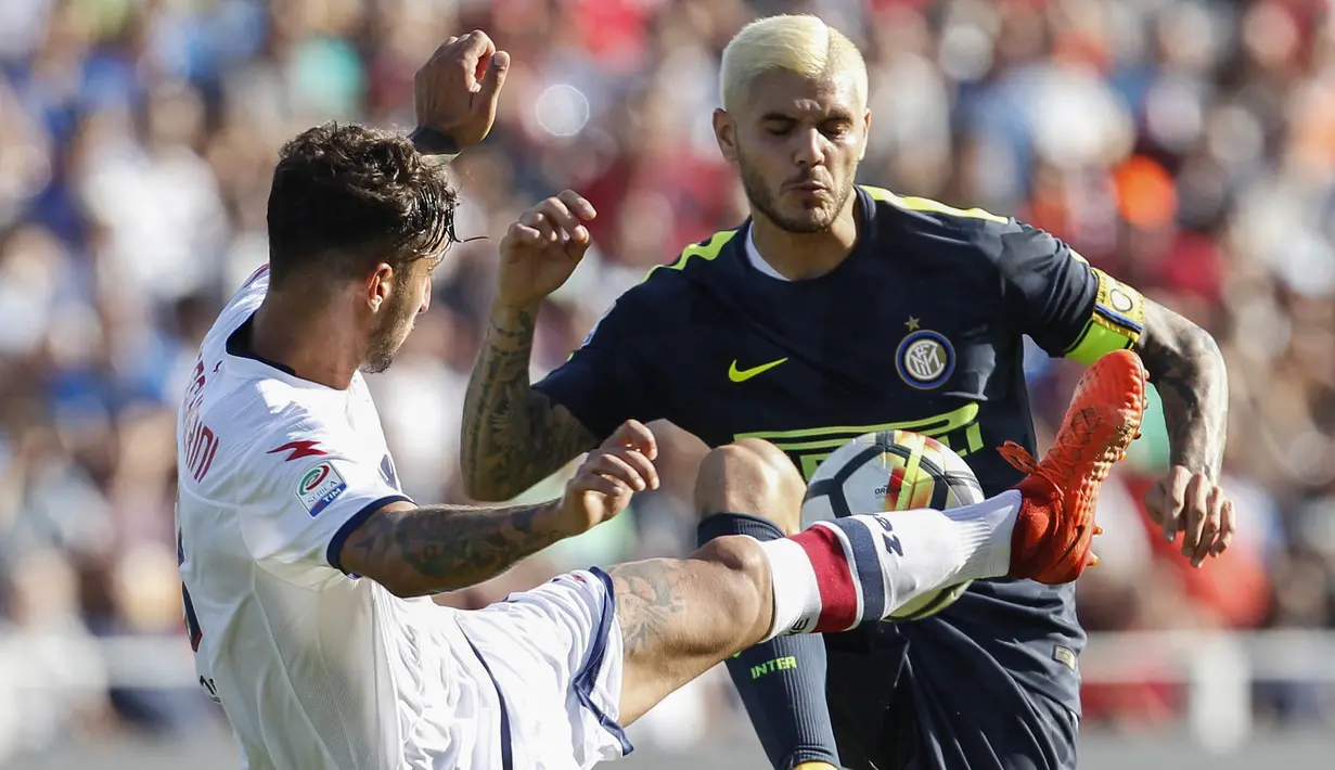 Striker Inter Milan, Mauro Icardi, berebut bola dengan bek Crotone, Federico Ceccherini, pada laga Serie A Italia di Stadion Ezio Scida, Calabria, Sabtu (16/9/2017). Crotone kalah 0-2 dari Inter. (AFP/Carlo Hermann)