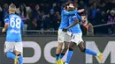 Napoli langsung tancap gas di awal babak pertama. Pasukan Luciano Spalletti mampu unggul 1-0 saat laga baru berjalan 14 menit lewat gol Victor Osimhen. Striker asal Nigeria itu mampu memanfaatkan bola rebound yang tak mampu ditangkap sempurna Wojciech Szczesny hasil tendangan akrobatik Khvicha Kvaratskhelia. (AFP/Alberto Pizzoli)