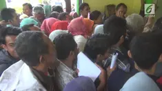 Layanan e-ktp di Jombang berlangsung ricuh. Warga berdesakan karena takut tidak kebagian nomor urut.