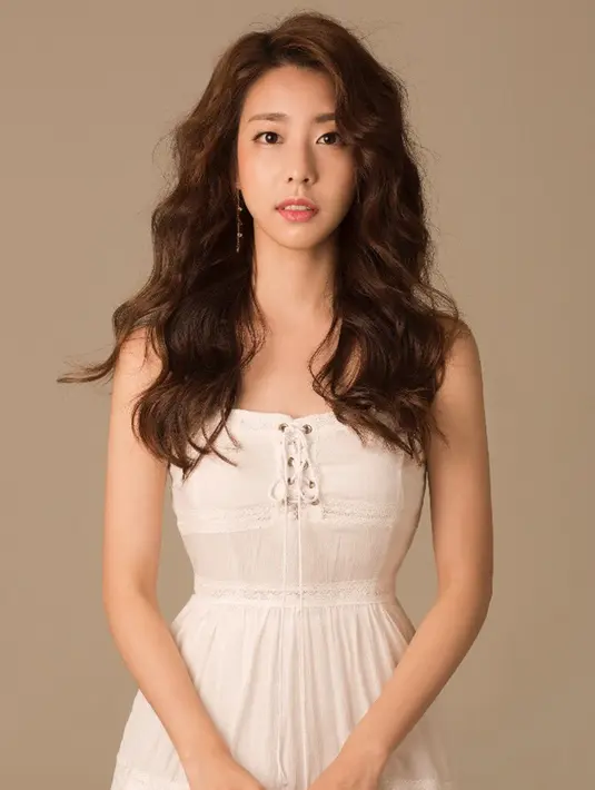 Jo Eun Jung dan So Ji Sub sendiri dikabarkan telah menjalin hubungan kurang lebih satu tahun. Tentu saja kabar tersebut cukup mengejutkan para penggemar keduanya. (Liputan6.com/Twitter/@OGNEunJung)