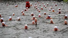 Orang-orang mengambil bagian dalam kompetisi berenang Natal tahunan di sungai Vltava, ibu kota Republik ceko, Praha, Rabu (26/12). Dalam menyemarakkan Natal, para peserta mengikuti lomba renang di sungai bersuhu dingin. (AP/Petr David Josek)