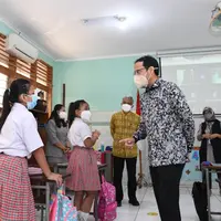 Menteri Pendidikan, Kebudayaan, Riset, dan Teknologi (Mendikbudristek) Nadiem Makarim meninjau sekolah di Jakarta Timur yang menggelar PTM Terbatas.(Foto: Istimewa).