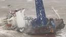 Sebuah kapal setelah pecah menjadi dua di tengah Topan Chaba, selama operasi penyelamatan anggota awak di Laut Cina Selatan 160 mil laut barat daya Hong Kong (2/7/2022). (Hong Kong Government Flying Service via AP)