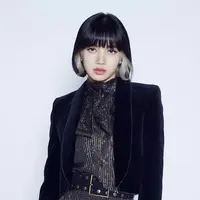 Gaya rambut pendek bob dengan variasi warna two tone dapat memberikan kesan berbeda pada penampilanmu. (Instagram @lalalalisa_m)