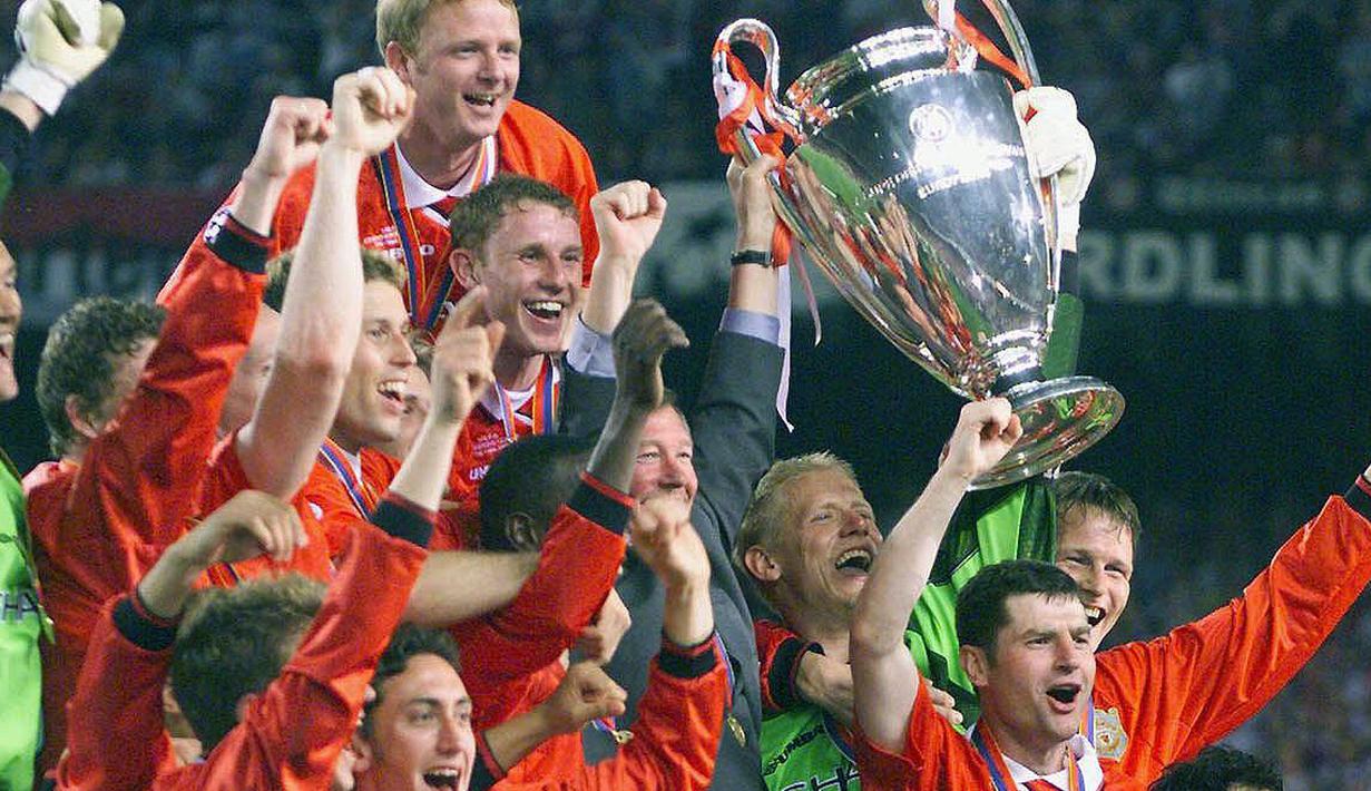 Para pemain Manchester United melakukan selebrasi usai menjuarai Liga Champions di Stadion Camp Nou, Barcelona (26/5/2020). Manchester United menang 2-1 atas Bayern Munchen. (AFP/Eric Cabanis)
