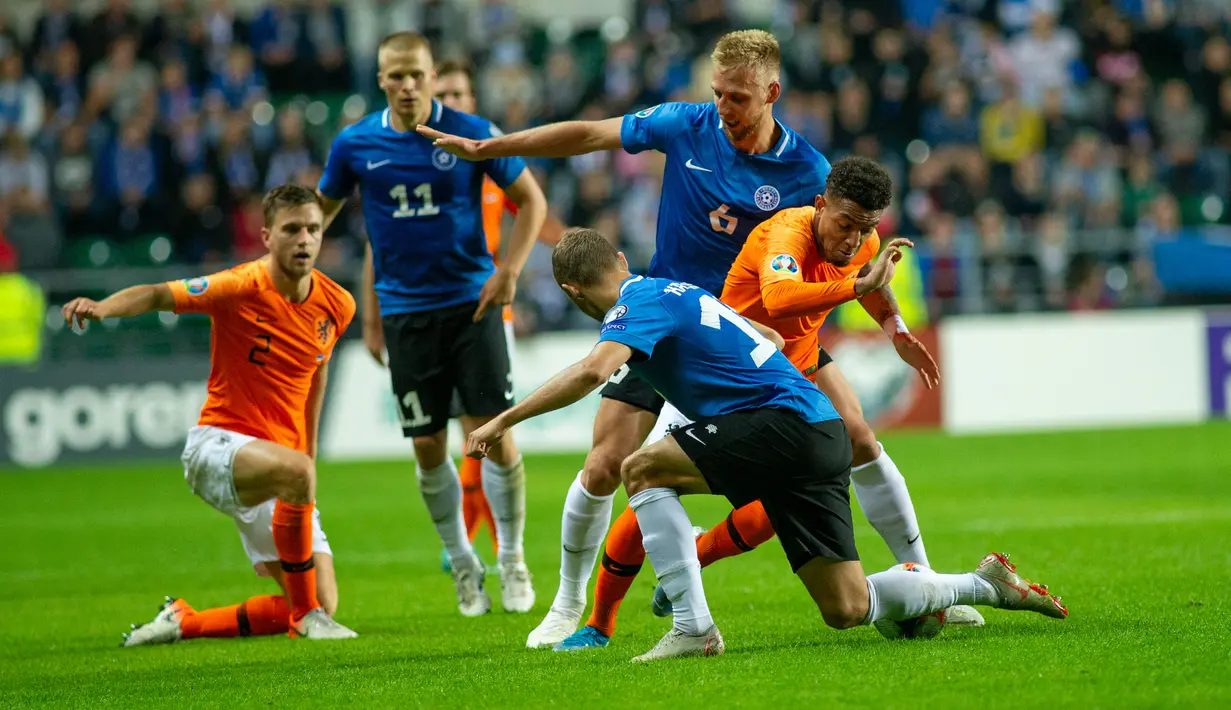 Gelandang Estonia, Martin Miller dan penyerang Belanda, Donyell Malen (kanan) berebut bola saat bertanding dalam kualifikasi Grup C Euro 2020, di Tallinn, Estonia, Senin (9/9/2019). Belanda mengalahkan Estonia dengan skor 4-0. (Raigo Pajula/AFP)