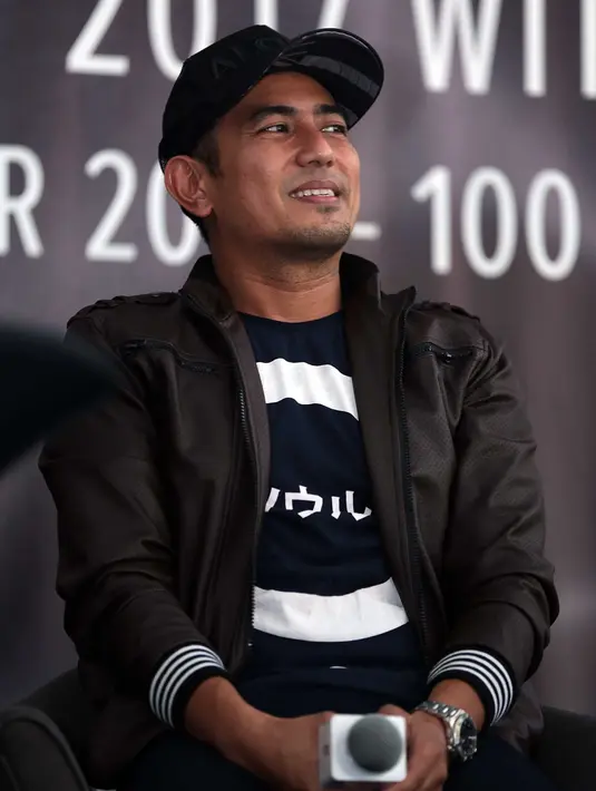 "Gue tetap membela negara gue lah, Indonesia. Skornya 2-1 buat Indonesia. Harus menang, optimis. Dukungan dari bangsa sendiri," ujar Rio Febrian, di Hotel Century Park, Senayan, Jakarta Pusat, Selasa (13/12/2016). (Deki Prayoga/Bintang.com)