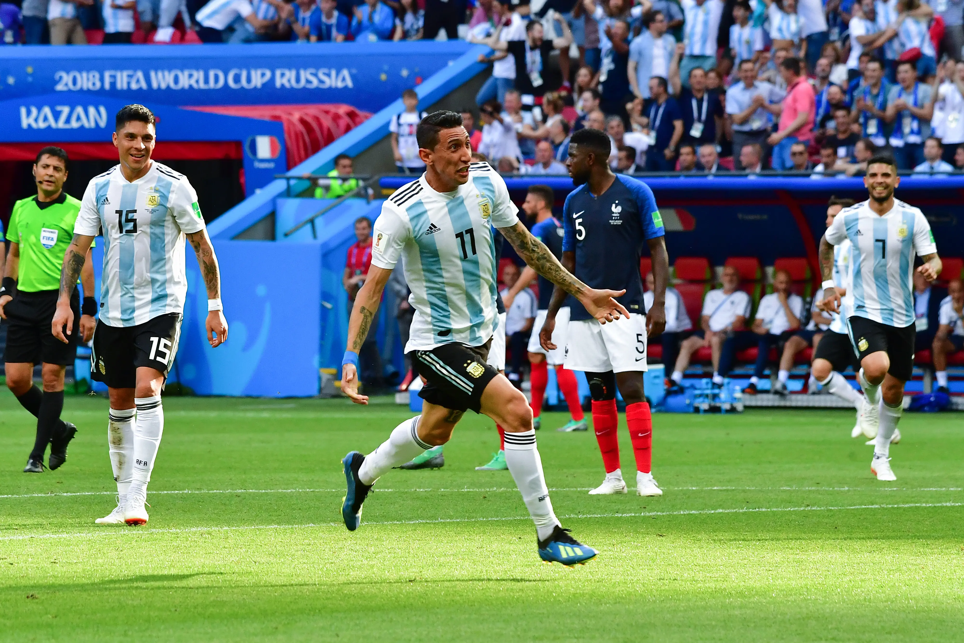 Pemain Timnas Argentina, Angel Di Maria, melakukan selebrasi setelah mencetak gol ke gawang Prancis, pada Babak 16 Besar Piala Dunia 2018, di Kazan Arena, Sabtu (30/6/2018) malam WIB.  (AFP/Luis Acosta)