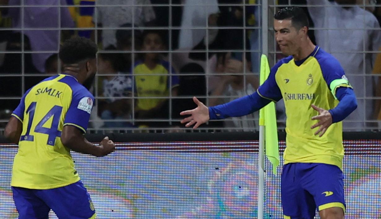 Selebrasi pemain Al Nassr, Cristiano Ronaldo setelah menjebol gawang Al Wehda dalam pertandingan lanjutan pekan ke-16 Liga Arab Saudi 2022/2023 yang berlangsung di King Abdulaziz Sports City Stadium, Jumat (10/2/2023) WIB. Ronaldo saat ini telah mencatatkan total 61 hattrick selama karier profesionalnya. Dan hattrick itu terbagi rata di dua periode usianya, yaitu sebelum dan sesudah usia 30. (AFP)