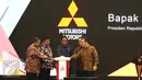  Presiden Joko Widodo (tengah) saat meresmikan pengoprasian pabrik baru PT Mitsubishi Motors Krama Yudha Indonesia (MMKI) yang berlokasi di GIIC, Cikarang Pusat, Kabupaten Bekasi, Jawa Barat, Selasa (25/4). (Liputan6.com/Angga Yuniar)