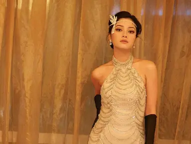 Tampil dengan gaya seperti pemain film The Great Gatsby, sosok Yoriko Angeline terlihat berbeda dari biasanya. Sosoknya terlihat semakin anggun dengan dress dan aksesoris dengan gaya vintage. Pesonanya ini pun banyak menuai pujian dari para netizen. (Liputan6.com/IG/@yorikooangln_)