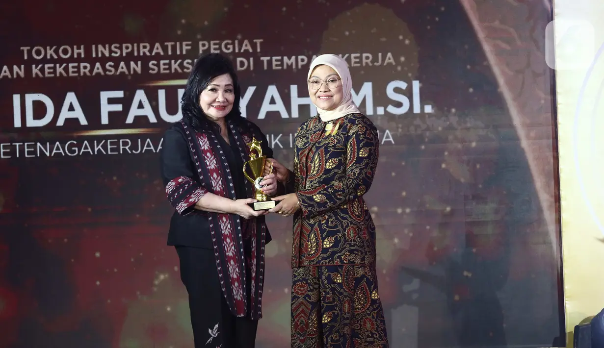 Wakil Komisaris Utama SCM Suryani Zaini  saat memberika penghargaan kepada Menrri tenaga kerja Ida Fauzyah dalam Anugrah Inspiratif Liputan6.com di Jakarta, Sabtu (8/7/2023). Dengan  kategori Tokoh Inspiratif pegiat penghapusan kekerasan seksual di tempat kerja. (Liputan6.com/Angga Yuniar)