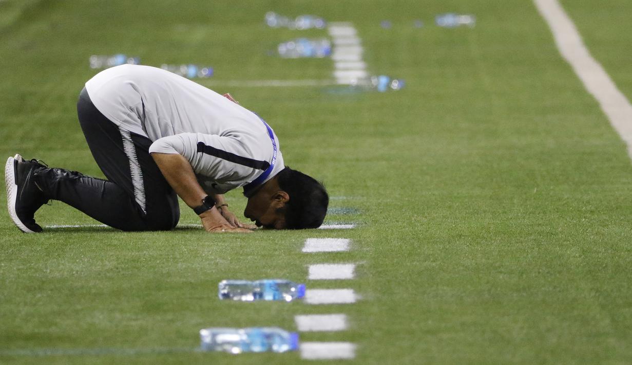 Pelatih Timnas Indonesia U-22, Indra Sjafri, sujud syukur usai mengalahkan Thailand U-22 pada laga SEA Games 2019 di Stadion Rizal Memorial, Manila, Selasa (26/11). Indonesia menang 2-0 atas Thailand. (Bola.com/M Iqbal Ichsan)