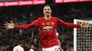 Striker Manchester United,  Zlatan Ibrahimovic, melakukan selebrasi usai mencetak gol ke gawang  Southampton  pada partai final Piala Liga Inggris, di Wembley, Minggu(26/2/2017). (EPA/Andy Rain)