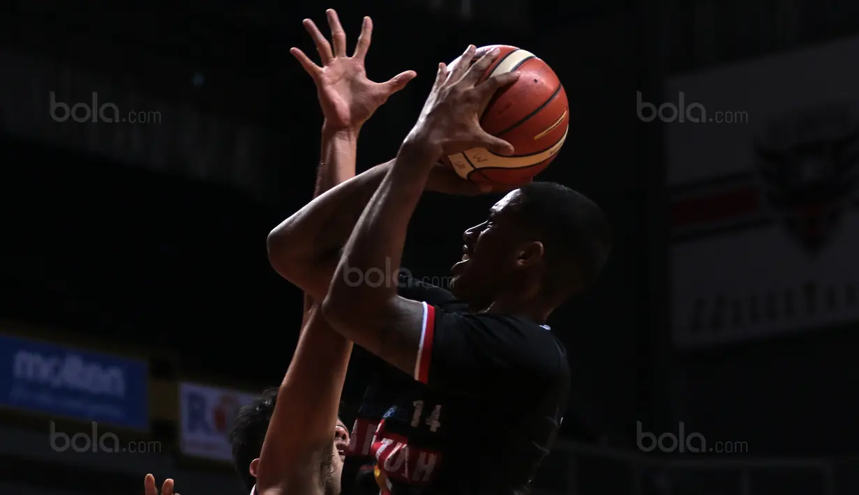 Aksi pemain Hangtuah Sumsel, George Nashon mencetak poin saat melawan Pelita Jaya pada laga Perbasi Cup 2017 di Sports Mall, Kelapa Gading, Jakarta, (09/11/2017). Pelita Jaya menang 67-58. (Bola.com/Nick Hanoatubun)