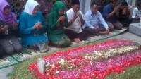 Menteri Sosial Khofifah Indar Parawansa mengungjungi makam Abdurrahman Wahid atau Gus Dur. (Liputan6.com/Moch Harun Syah)