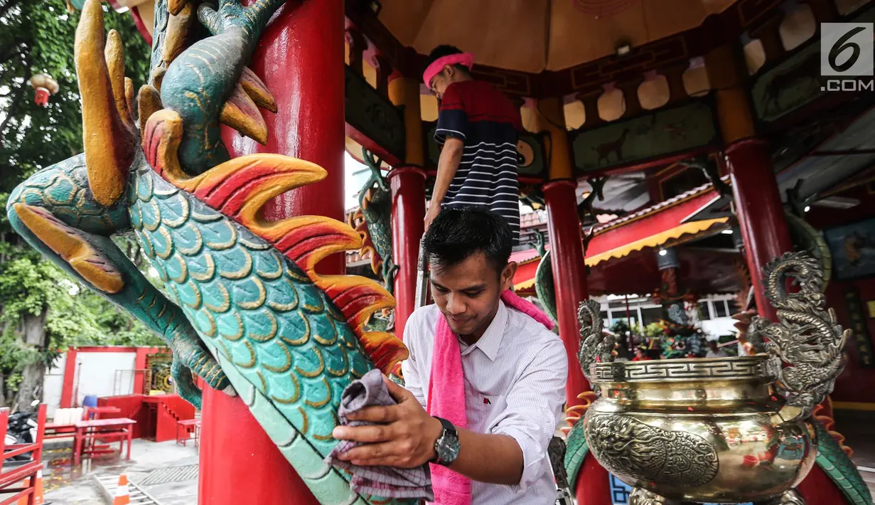 Pekerja membersihkan hiolo Tikong di Wihara Amurka Bhumi, Jakarta, Senin (28/1). Makna dari bersih-bersih wihara ini sebagai simbol untuk membersihkan diri, ucapan dan perbuatan. (Liputan6.com/Fery Pradolo)