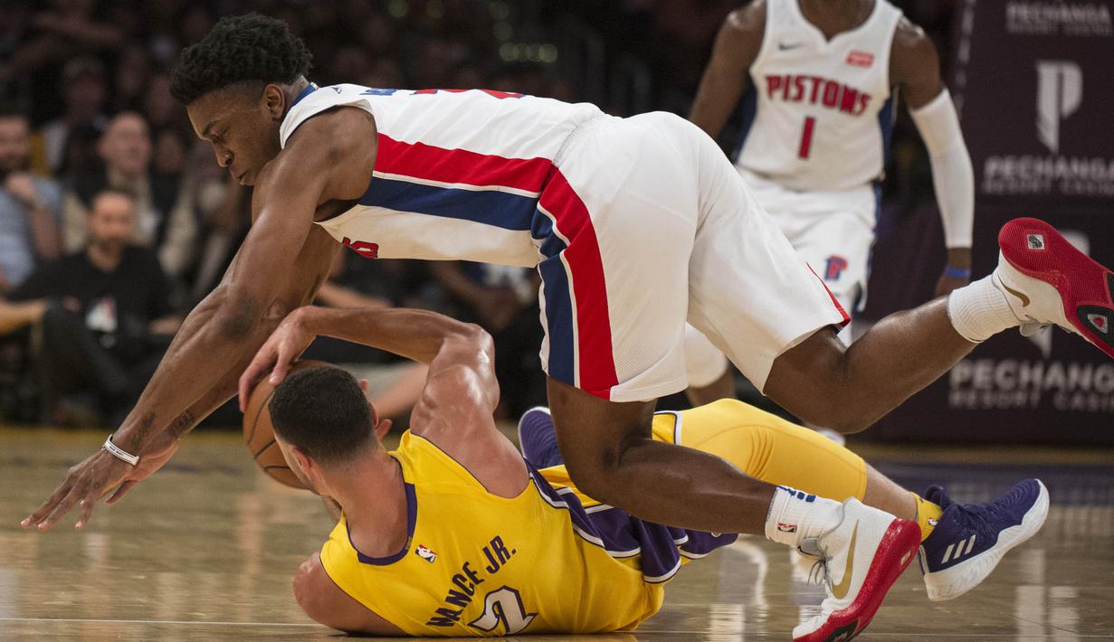 Pebasket Los Angeles Lakers, Larry Nance Jr, berebut bola dengan pebasket Detroit Pistons, Stanley Johnson, pada laga NBA di Staples Center, California, Selasa (31/10/2017). Lakers menang 113-93 atas Pistons. (AP/Kyusung Gong)