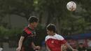 Pemain STIMED Nusa Palapa duel udara dengan pemain STKIP Mega Resky pada laga final Torabika Campus Cup 2017 di Stadion UNM, Makassar, Kamis, (19/10/2017). STIMED Nusa Palapa menang adu penalti atas STKIP Mega Resky. (Bola.com/M Iqbal Ichsan)