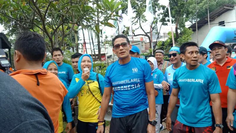 Wakil Gubernur DKI Jakarta Sandiaga Uno mengikuti acara lari pagi bersama warga Pulo Kambing (Liputan6.com/Lady Nuzulul Barkah)