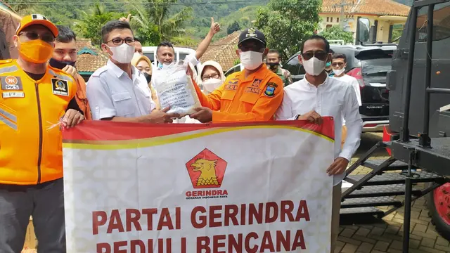 Anggota DPRD Garut dari Fraksi Gerindra memberikan bantuan bencana alam banjir bandang kepada Pemda Garut.