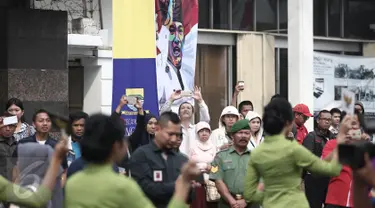 Sejumlah warga mengabadikan kemeriahan atraksi drum band dan pawai budaya di sepanjang Jalan Asia Afrika, Bandung, Rabu (1/6). Lahir Pancasila 1 Juni 2016 dirayakan dengan meriah di Kota Kembang tersebut. (Liputan6.com/Faizal Fanani)