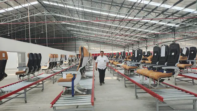 Presiden Direktur Lion Air Group, Daniel Putut Kuncoro Adi di antara kursi-kursi pesawat yang sedang diperbaiki (Foto: Liputan6.com)