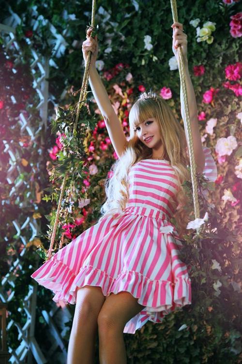 Angelica adalag gadis 26 tahun seperti Barbie dan masih single | Photo: Copyright mirror.co.uk