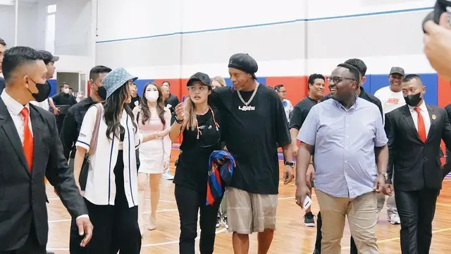 7 Potret Ronaldinho yang Sempat Mampir di Sport Center Milik Keluarga Momo Geisha