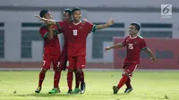 Pemain Timnas Indonesia U-16, Fadilah Nur Rahman melakukan selebrasi usai mencetak gol ke gawang Singapura U-16 saat laga persahabatan di Stadion Wibawa Mukti, Kab Bekasi, Kamis (8/6). Indonesia U-16 menang telak 4-0. (Liputan6.com/Helmi Fithriansyah)